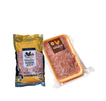 Poulet haché cru présenté dans ses emballages de vente.