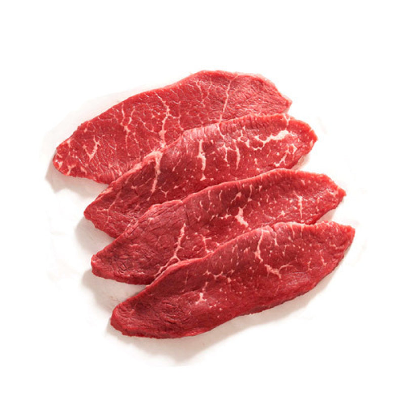 Quatre biftecks minute de bœuf crus tranchés finement.