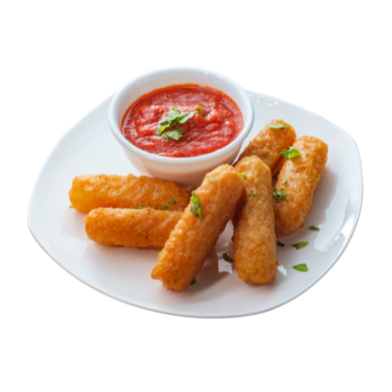Bâtonnets de fromage panés dorés sur une assiette avec sauce tomate.